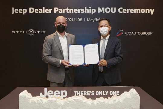 제이크 아우만(왼쪽) 스텔란티스 코리아 사장과 이상현 KCC 오토그룹 부회장이 상호업무협약 체결하고 기념촬영을 하고 있는 모습. <스텔란티스 코리아 제공>